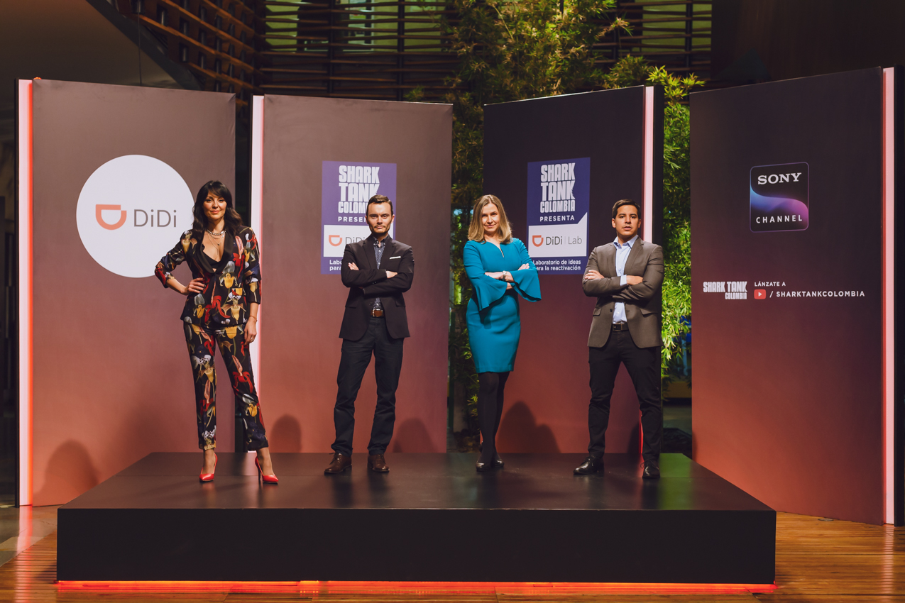 fotografia-corporativa-DM-Photography-fotografia-shark-tank-colombia-jurado-posando-escenario