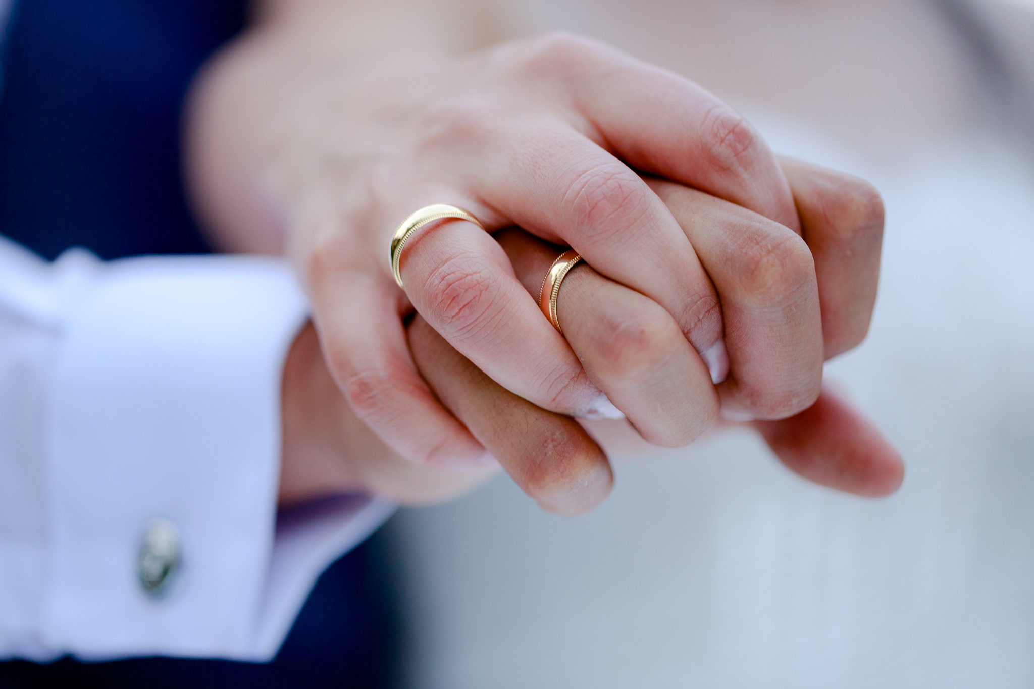 fotografia-de-bodas-dm-photography-fotografia-de-bodas-manos-entrelazadas-enfocando-argollas