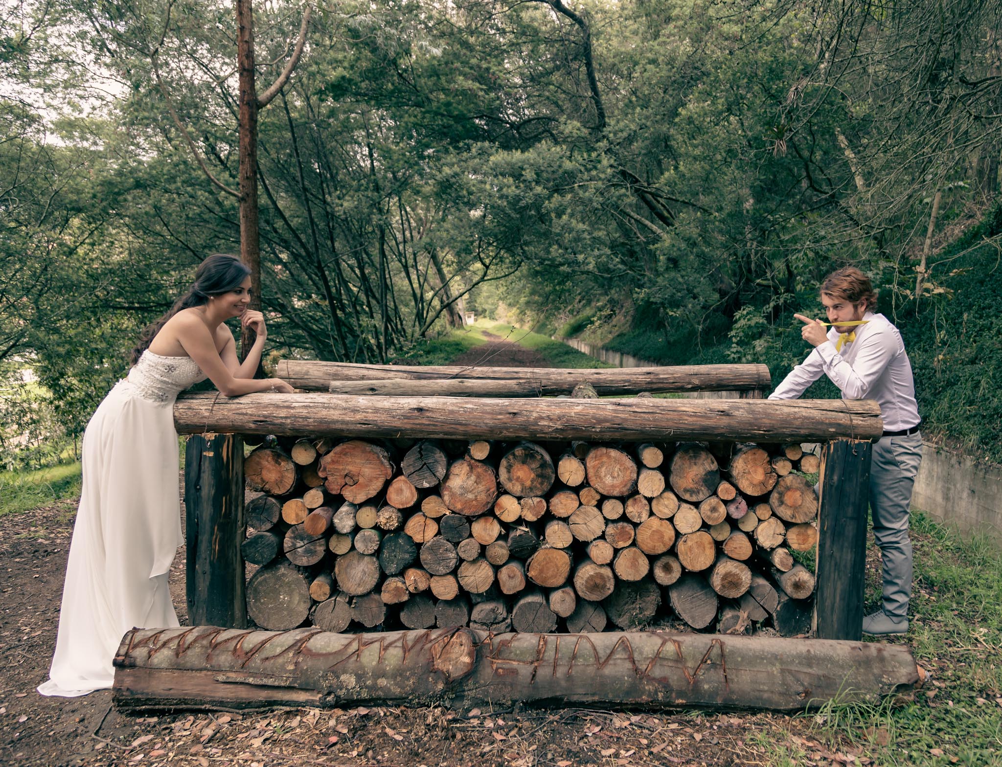 fotografia-de-bodas-dm-photography-fotografia-de-bodas-pareja-novios-madera-bosque-fotografia-profesional