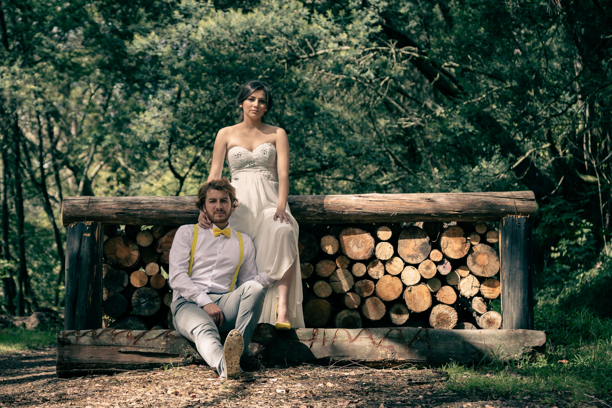 fotografia-de-bodas-dm-photography-fotografia-de-bodas-pareja-novios-en-bosque-fotografia-profesional