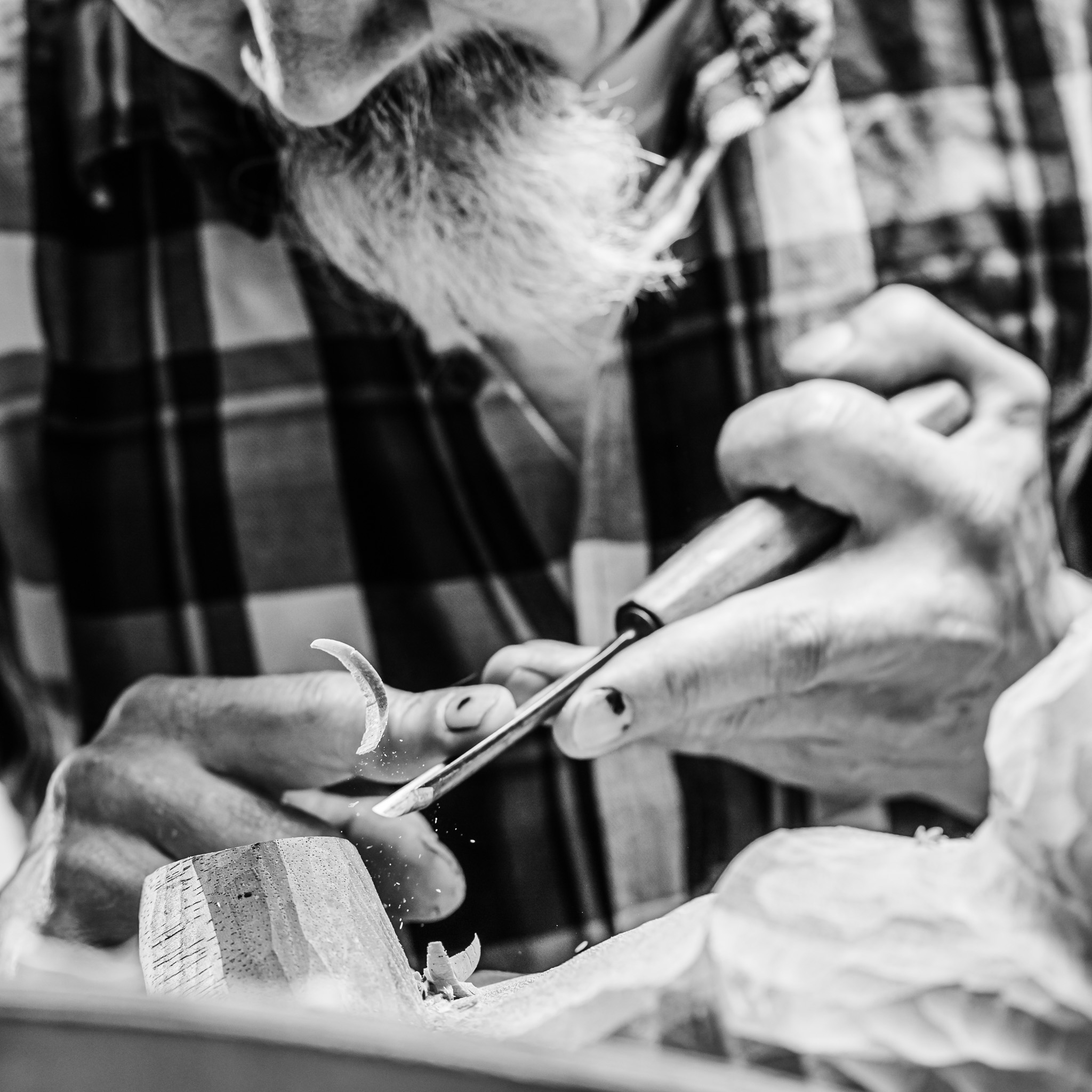 fotografia-producto-DM-Photography-experto-tallador-madera-fotografia-profesional-blanco-negro