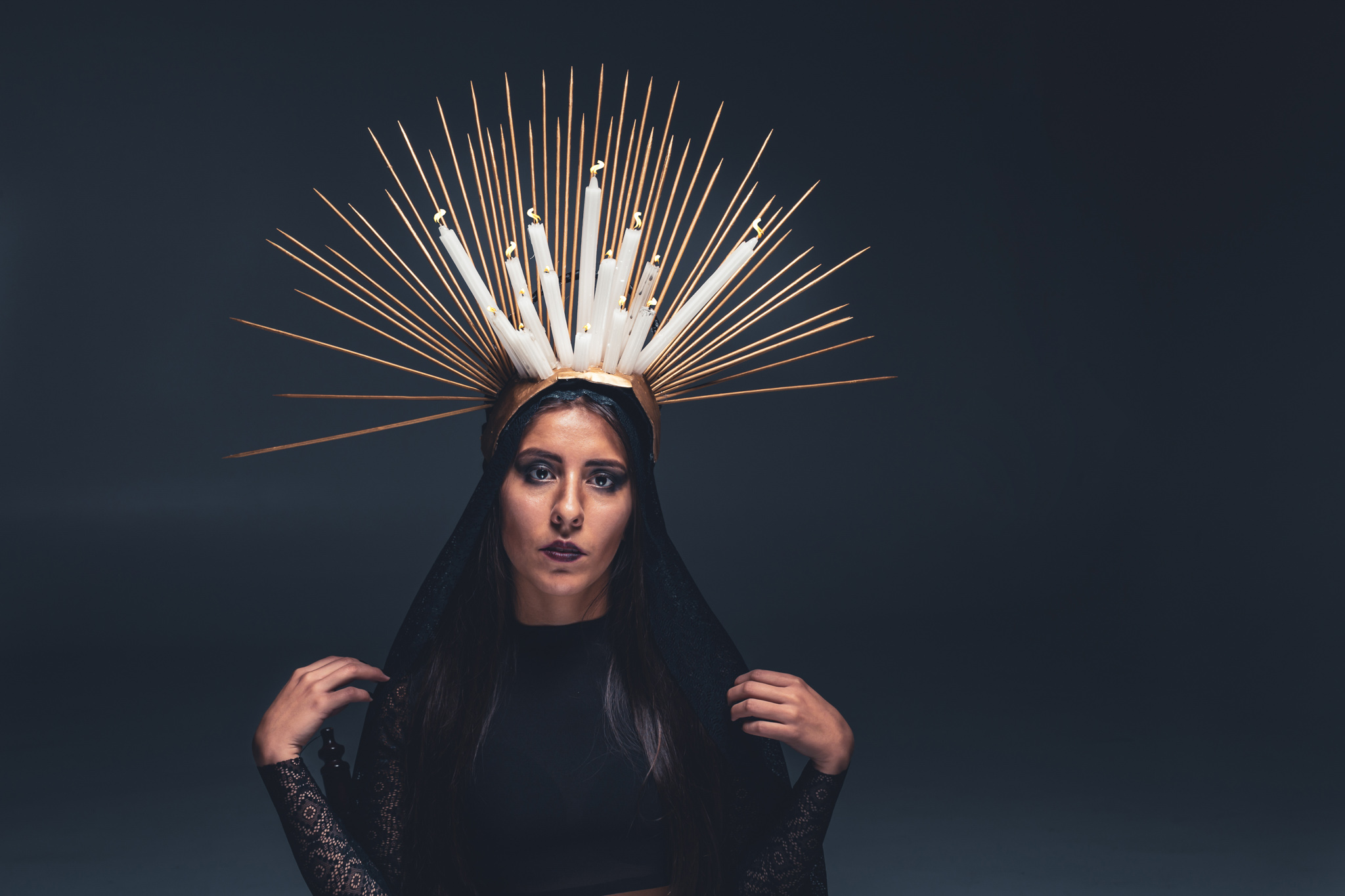 retrato-fotografico-dm-photography-fotografia-de-moda-modelo-corona-velas-vestido-negro-fotografia-profesional