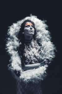 retrato-fotografico-dm-photography-fotografia-de-moda-modelo-mirando-luz-traje-plumas-fotografia-profesional