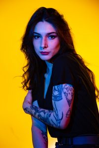 Retrato fotográfico DM Photography modelo posando dos colores