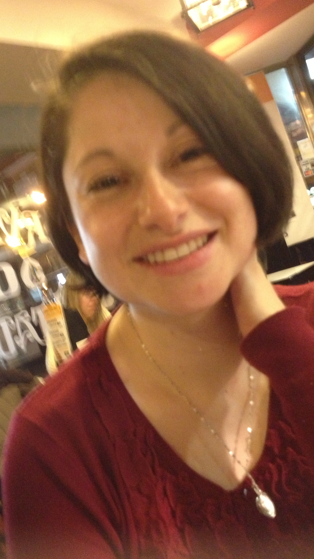 Por-que-un-selfie-con-AI-nunca-reemplaza-un-retrato-fotografico-profesional-comparativa-foto-1-DM-photography